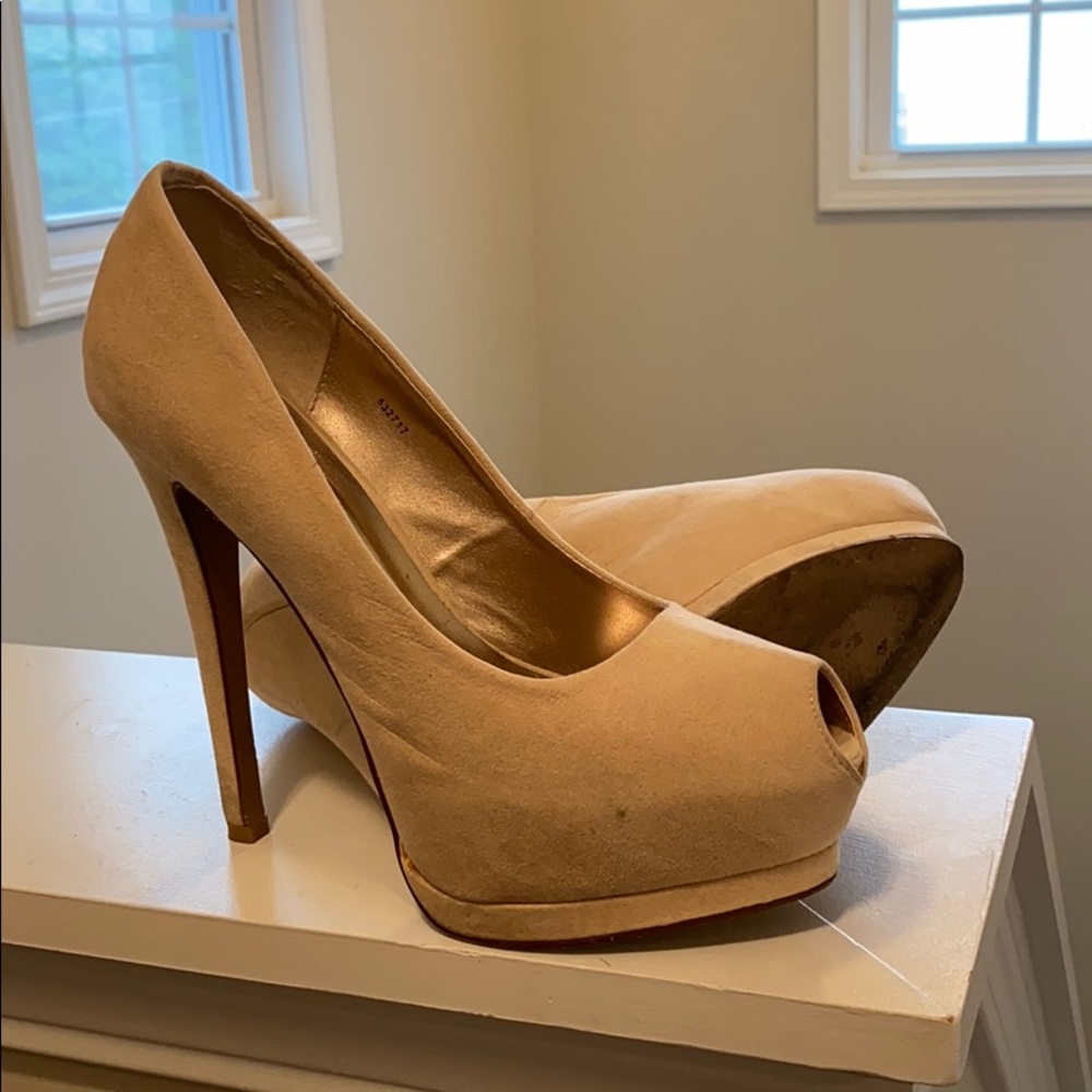 Peep toe pumps
